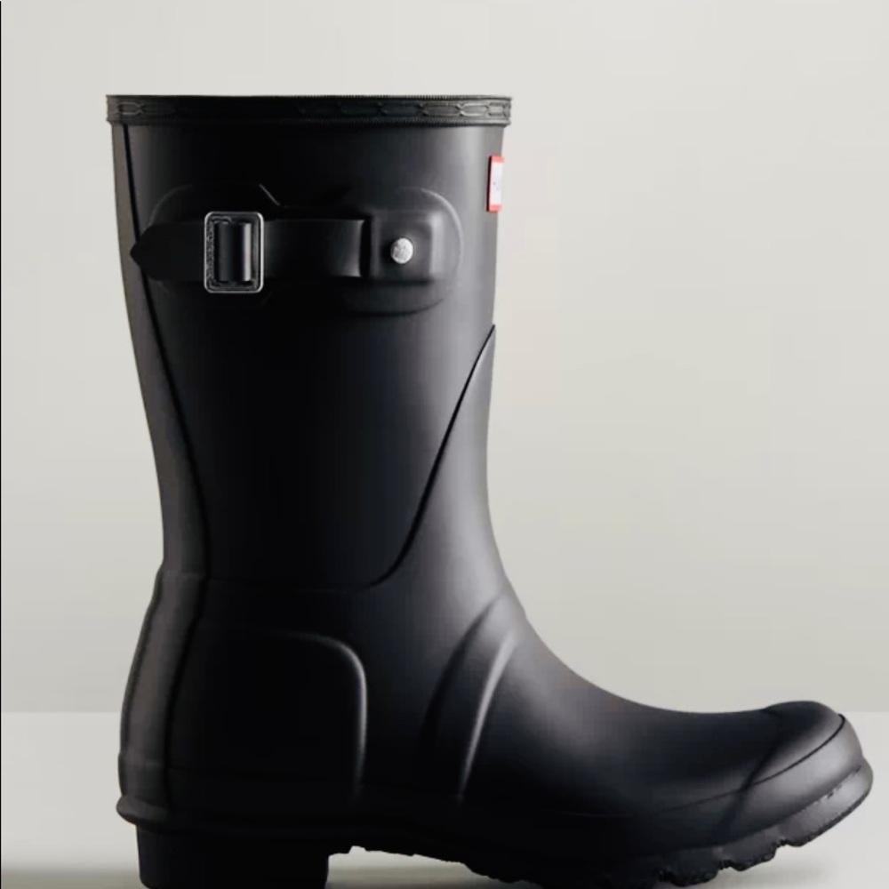 Hunter mid calf navy size 8 boot.